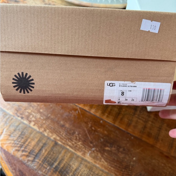 NIB UGG classic ultra mini- boot in Chesnut size 8 - Picture 3 of 7